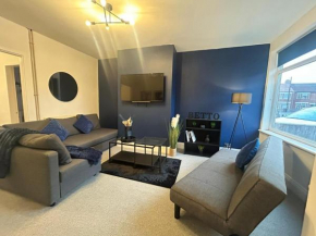3 Bedroom Perfect Guest Home Sleeps 7 with parking, HU3